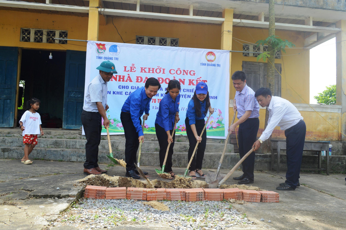 Khởi công nhà đại đoàn kết cho gia đình chị Hồ Thị Chiều ở thôn Khe Cát, xã Vĩnh Khê.