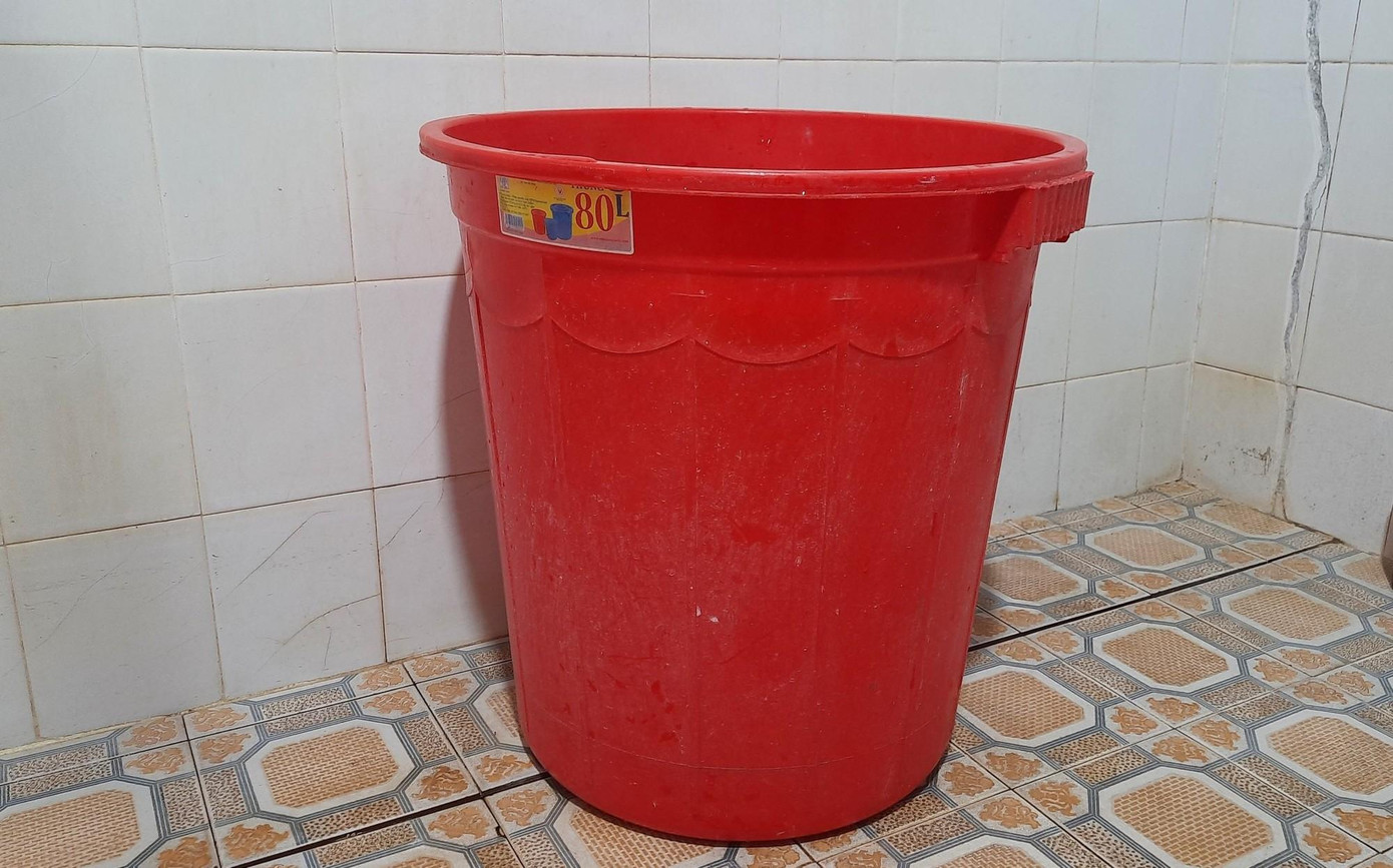 Vụ việc cháu bé 2 tuổi đuối nước trong thùng chứa nước 80 lít này là lời cảnh báo phụ huynh cần cảnh giác hơn trong việc quản lý, chăm sóc, bảo vệ trẻ em.