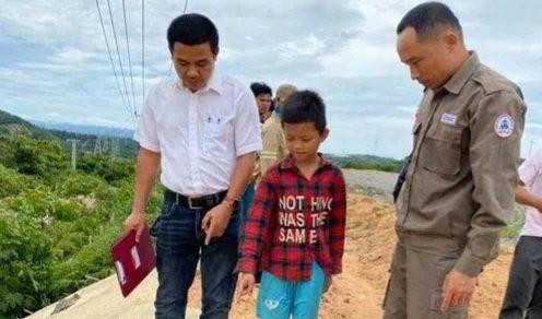 Một em nhỏ đi cùng em Sỹ chỉ điểm phát hiện vật liệu nổ. Ảnh: A Bình.