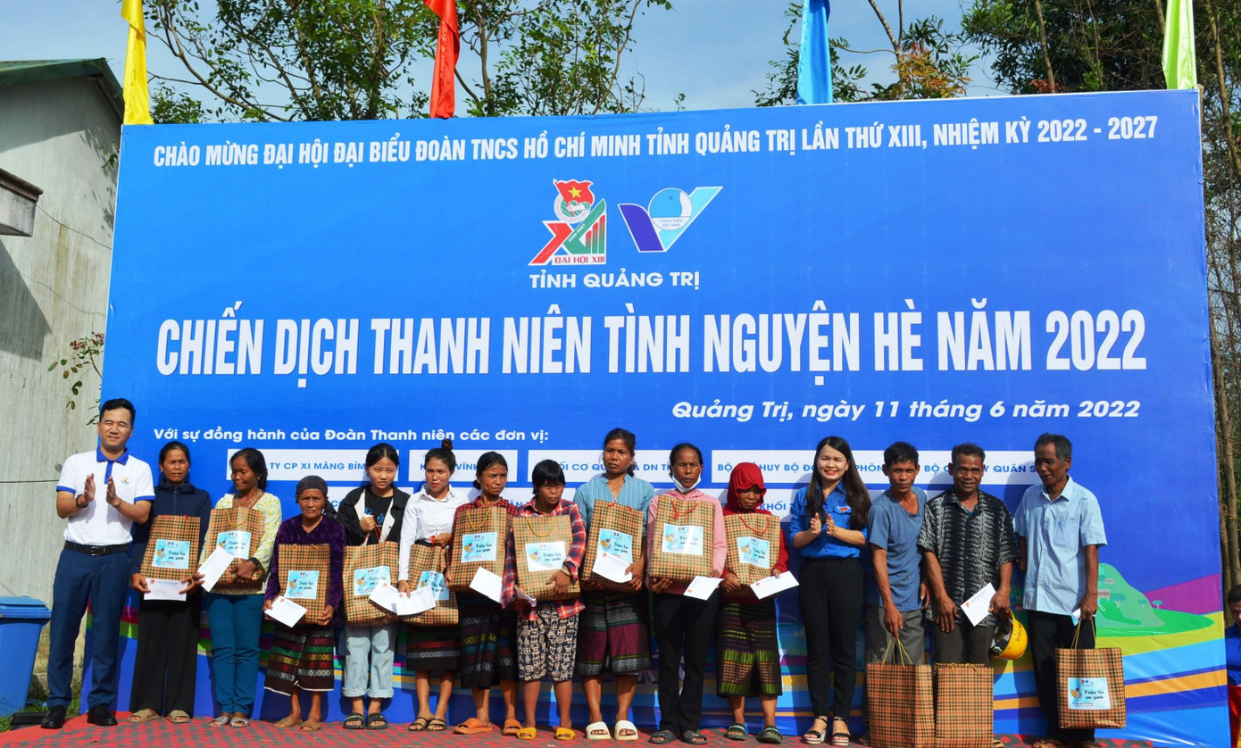 Trao quà cho các gia đình có hoàn cảnh khó khăn ở xã Vĩnh Khê. Ảnh: Đức Việt.