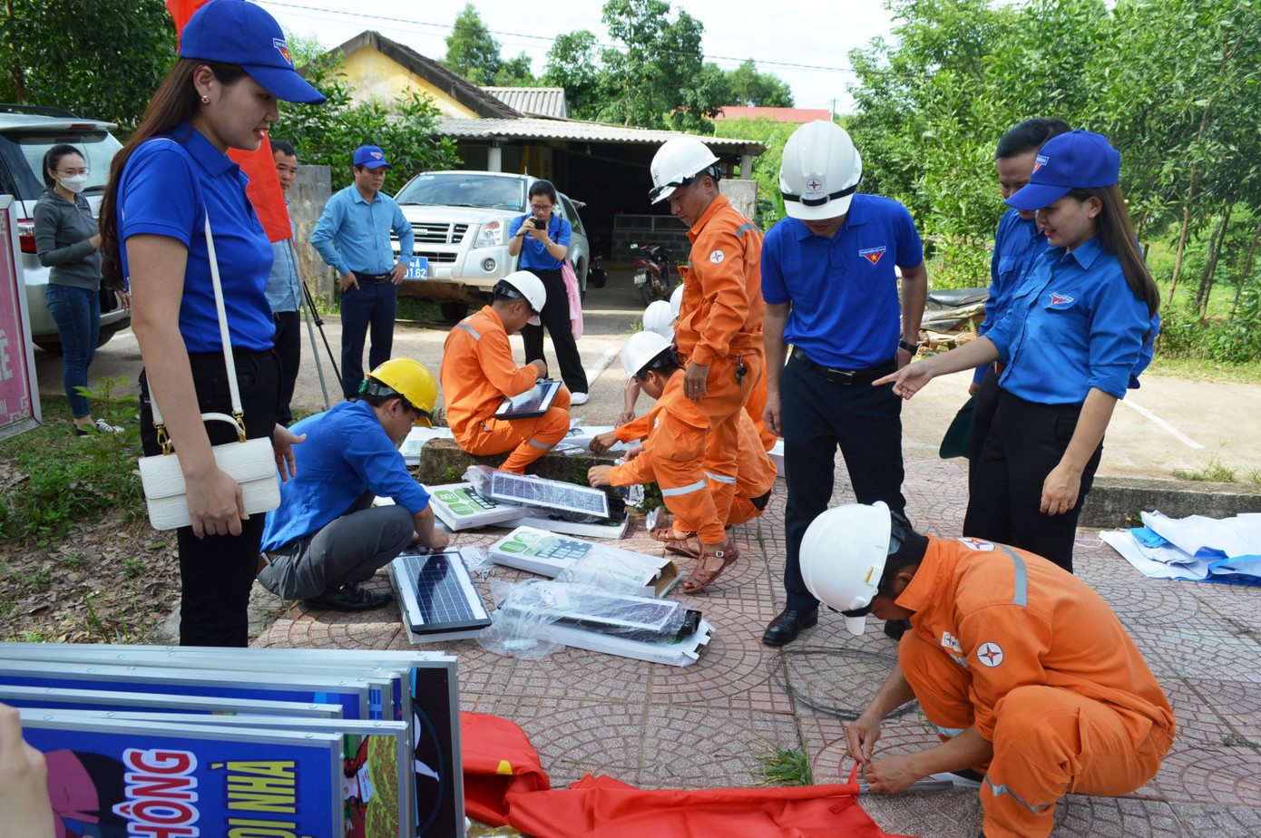 Thi công công trình thanh niên tuyến đường kiểu mẫu với hệ thống pa nô, cờ Tổ quốc, đèn chiếu sáng bằng năng lượng mặt trời.