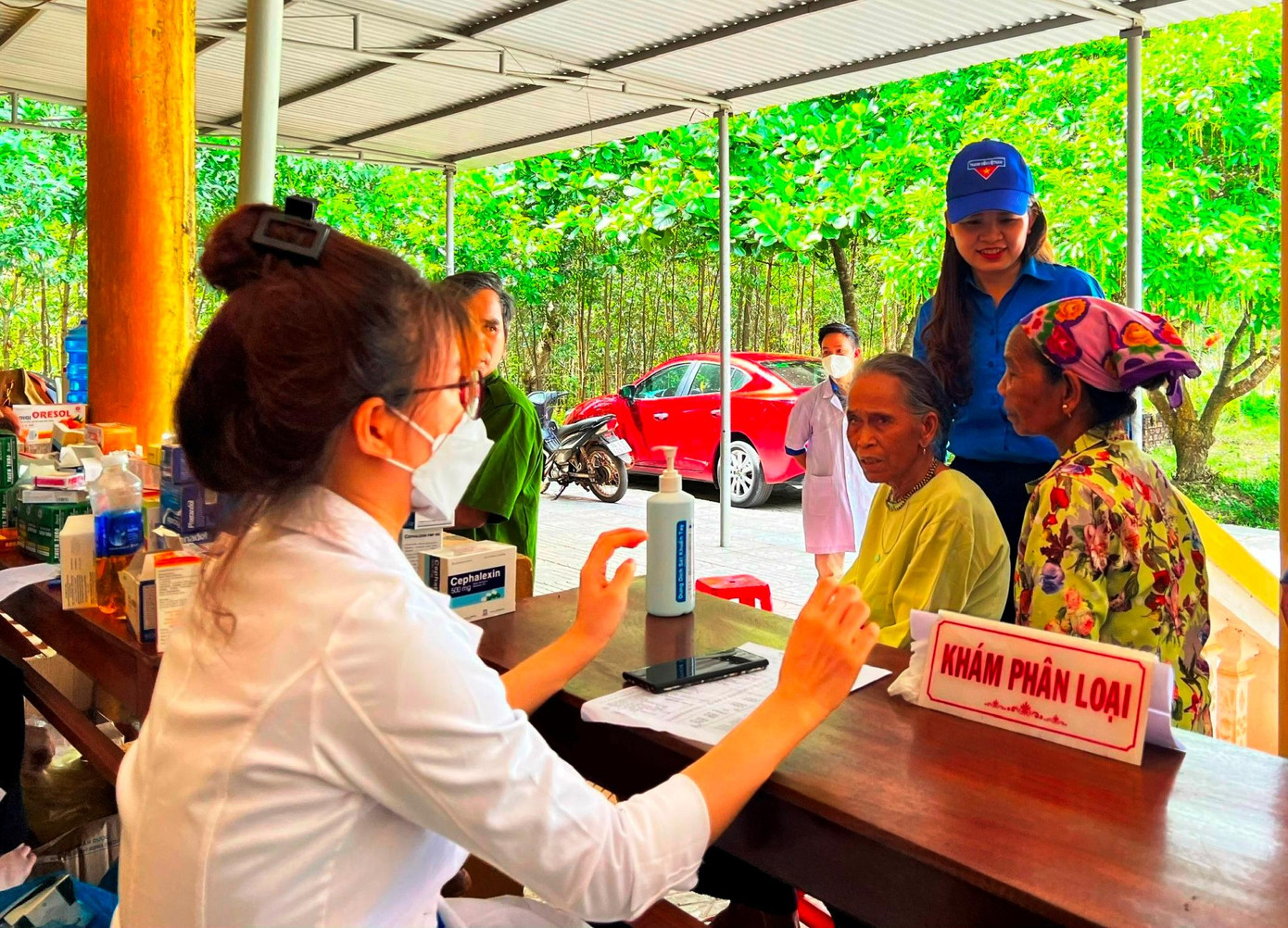Khám bệnh, tư vấn sức khỏe cho người dân. Ảnh: Đức Việt.