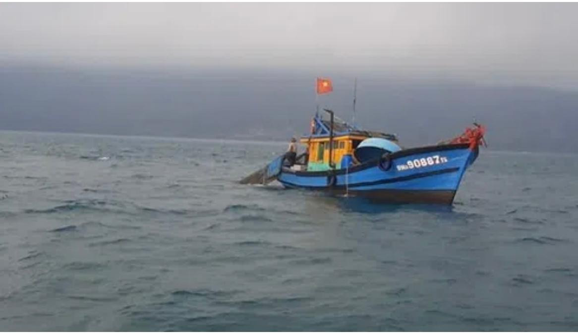 Tàu cá của ngư dân Quảng Trị đã đưa thi thể một người đàn ông trôi dạt trên vùng biển Cồn Cỏ cập cảng bắc Cửa Việt ở huyện Gio Linh (Ảnh minh họa).