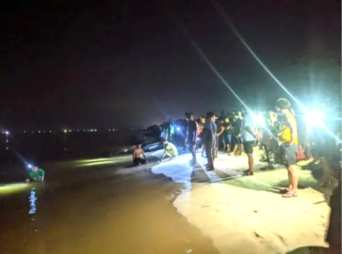 Lực lượng chức năng và người dân tìm kiếm nạn nhân mất tích.