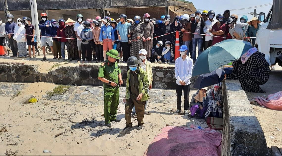 Sau gần một ngày nỗ lực tìm kiếm, lực lượng chức năng đã tìm thấy thi thể cháu bé 4 tuổi. Sau gần một ngày nỗ lực tìm kiếm, lực lượng chức năng đã tìm thấy thi thể cháu bé 4 tuổi.