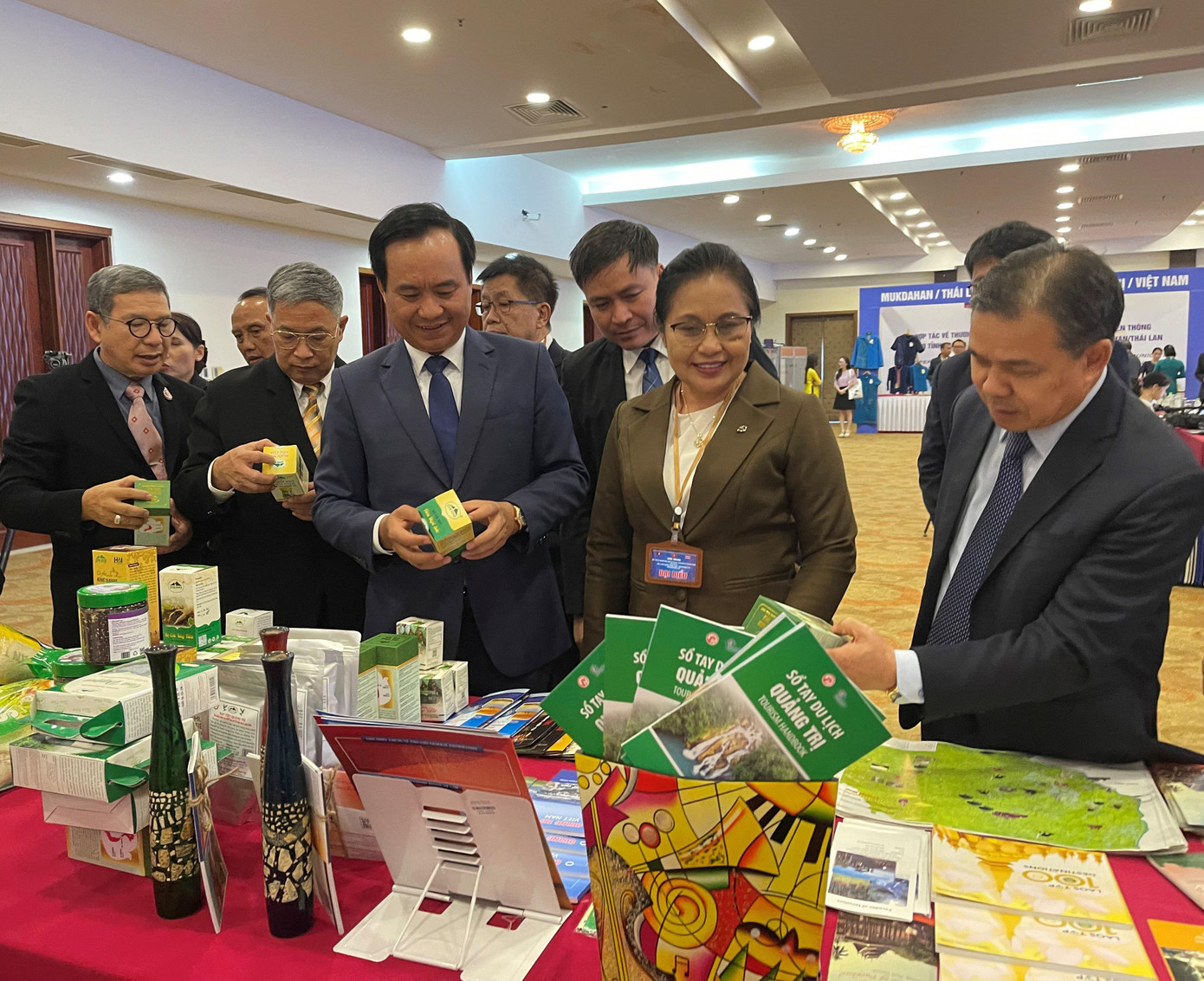 Chủ tịch UBND tỉnh Quảng Trị Võ Văn Hưng giới thiệu những sản phẩm quảng bá hình ảnh địa phương với các đại biểu dự Hội nghị. Chủ tịch UBND tỉnh Quảng Trị Võ Văn Hưng giới thiệu những sản phẩm quảng bá hình ảnh địa phương với các đại biểu dự Hội nghị.