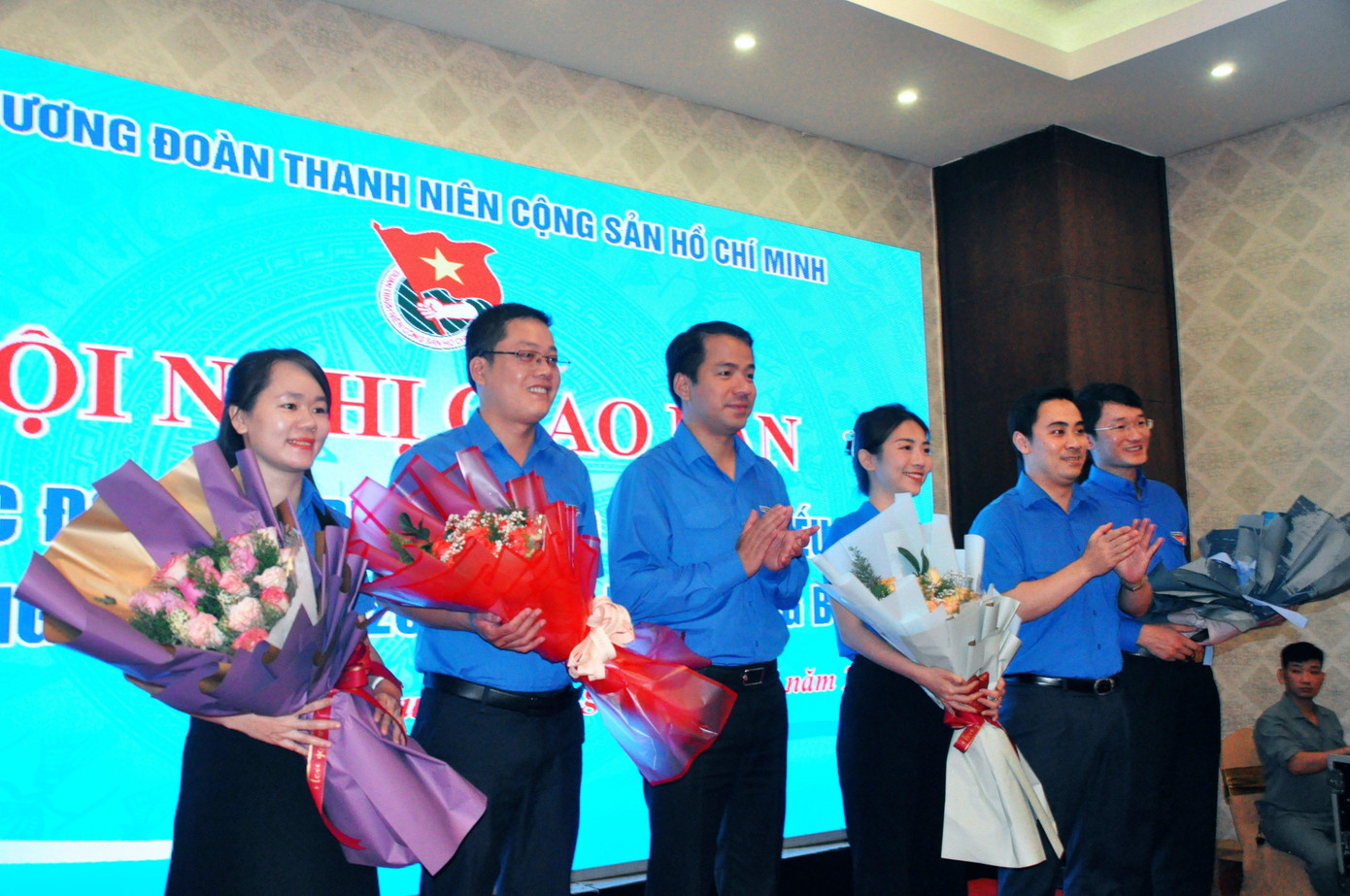 Đại diện Trung ương Đoàn tặng hoa, chúc mừng các đơn vị, cá nhân có thành tích nổi bật trong 6 tháng đầu năm 2022.