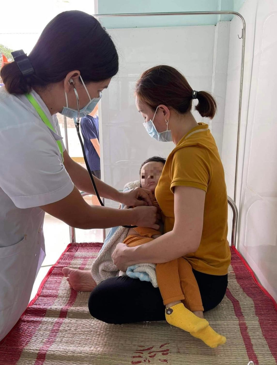 Cháu V. sau khi bị đuối nước trong thùng chứa nước may mắn đã được cấp cứu kịp thời, hiện đã qua cơn nguy kịch.