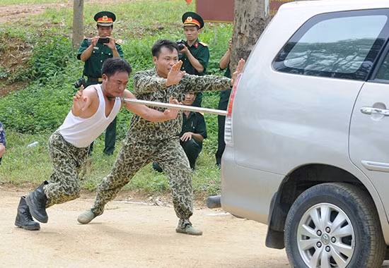 Dùng yết hầu đẩy xe bằng giáo nhọn là 