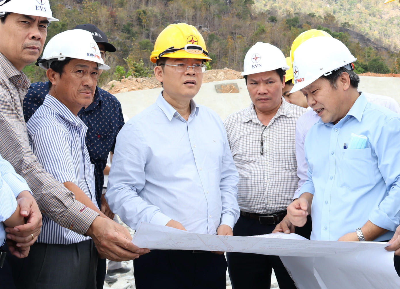 Các thành viên Hội đồng nghiệm thu kiểm tra hiện trường hạng mục cụm công trình cửa xả dự án Thuỷ điện tích năng Bác Ái Các thành viên Hội đồng nghiệm thu kiểm tra hiện trường hạng mục cụm công trình cửa xả dự án Thuỷ điện tích năng Bác Ái