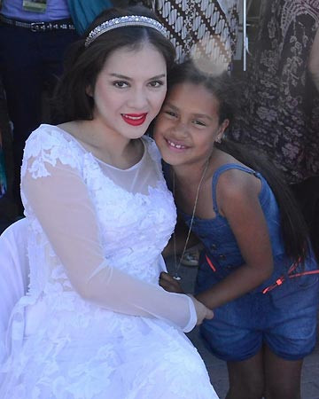 Bức ảnh do Lý Nhã Kỳ cung cấp cho PV báo điện tử, với chú thích đại ý: các em bé ở Cape Town (Nam Phi) nghĩ đại sứ du lịch Việt Nam là một cô công chúa