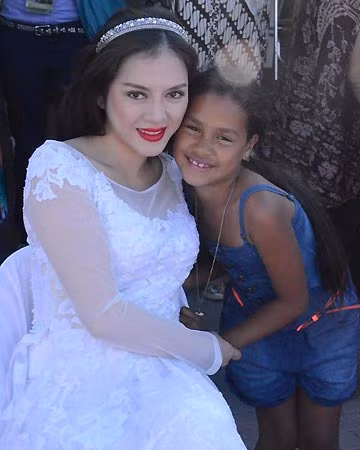 Bức ảnh do Lý Nhã Kỳ cung cấp cho PV báo điện tử, với chú thích đại ý: các em bé ở Cape Town (Nam Phi) nghĩ đại sứ du lịch Việt Nam là một cô công chúa