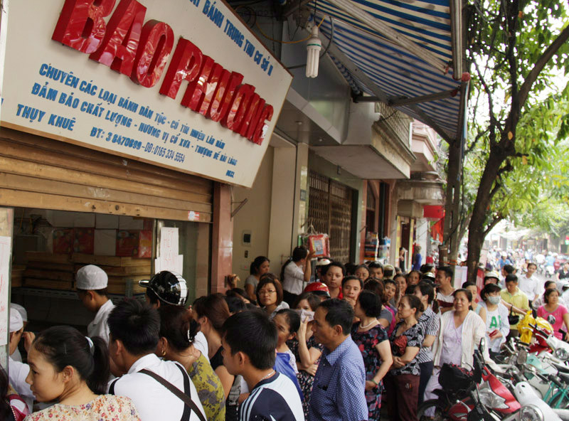 Rất đông người xếp hàng trước cửa hàng bánh trung thu trên phố Thụy Khuê (Hà Nội) chiều nay, 27 - 9. Ảnh: Trường Phong
