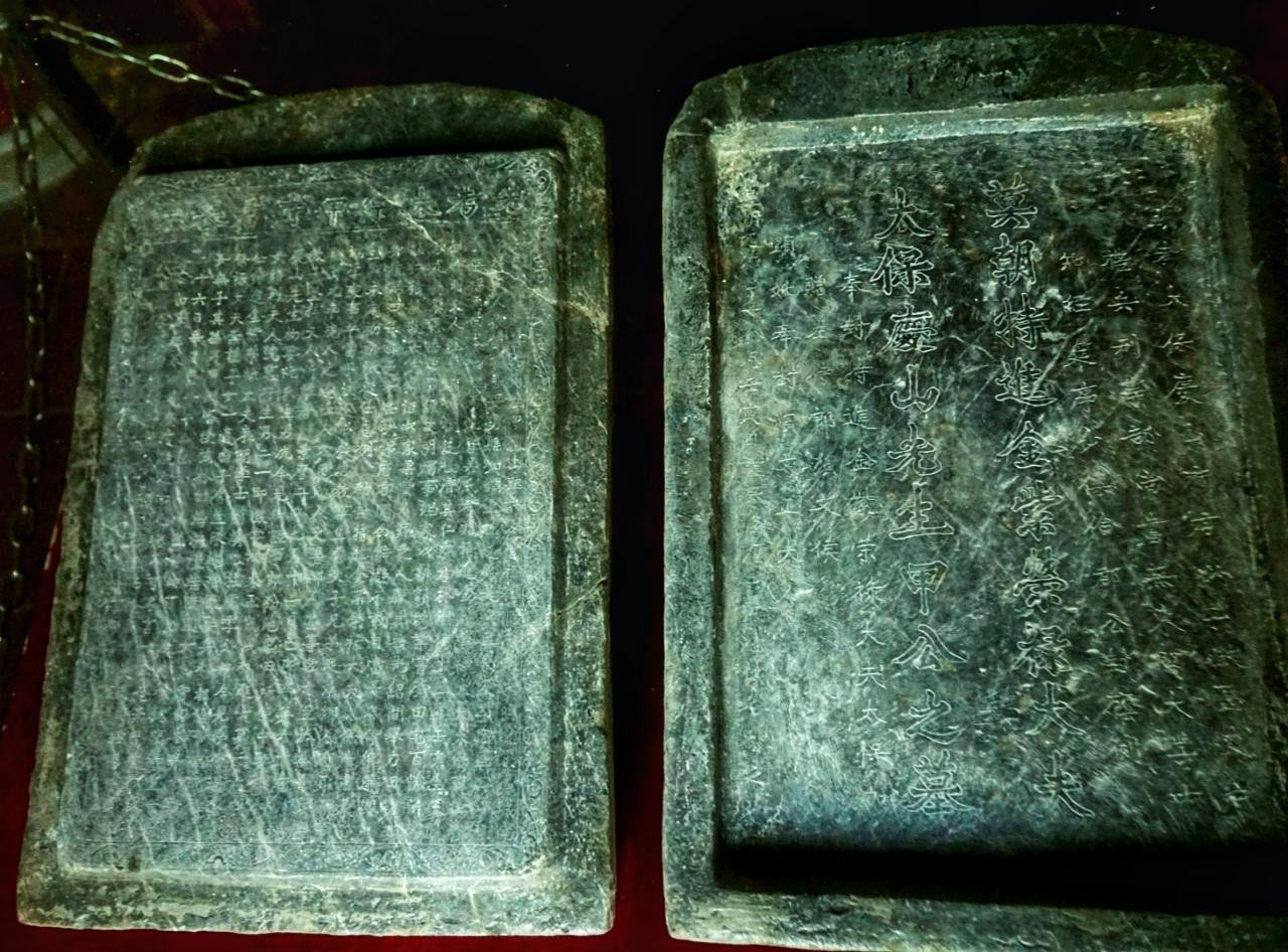 Bia gồm hai phần, phần bia và phần nắp đậy ôm khít vào nhau. Phần nắp đậy có chiều cao là 72 cm, chiều rộng 49 cm và chiều dày 16cm, phần thân bia khắc hình họa cuốn mang đậm nét đặc trưng phong cách nghệ thuật đời Mạc. Bia đá được chôn theo mộ thân phụ của trạng nguyên Giáp Hải. Ban đầu, mộ được đặt ở Như Thiết, nay là xã Hồng Thái, Việt Yên. Sau đó, mộ được chuyển về núi Cốc Lâm, xã Dĩnh Trì. Nội dung trên bia đá là do Trạng nguyên soạn, trong đó có nhiều thông tin về thân thế của ông. Bia gồm hai phần, phần bia và phần nắp đậy ôm khít vào nhau. Phần nắp đậy có chiều cao là 72 cm, chiều rộng 49 cm và chiều dày 16cm, phần thân bia khắc hình họa cuốn mang đậm nét đặc trưng phong cách nghệ thuật đời Mạc. Bia đá được chôn theo mộ thân phụ của trạng nguyên Giáp Hải. Ban đầu, mộ được đặt ở Như Thiết, nay là xã Hồng Thái, Việt Yên. Sau đó, mộ được chuyển về núi Cốc Lâm, xã Dĩnh Trì. Nội dung trên bia đá là do Trạng nguyên soạn, trong đó có nhiều thông tin về thân thế của ông.