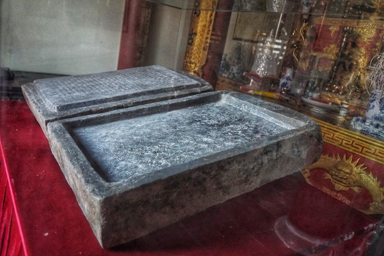 Bia hộp đá được phát hiện tại làng Cốc, xã Dĩnh Trì năm 1998. Bia được tạo tác từ thế kỉ XVI dưới thời nhà Mạc, là hiện vật quý, mang nhiều giá trị lịch sử. Bia có hình như cuốn sách nên còn được gọi là "bia đá sách". Bia hộp đá được phát hiện tại làng Cốc, xã Dĩnh Trì năm 1998. Bia được tạo tác từ thế kỉ XVI dưới thời nhà Mạc, là hiện vật quý, mang nhiều giá trị lịch sử. Bia có hình như cuốn sách nên còn được gọi là "bia đá sách".