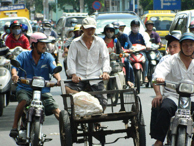 Xe 3 bánh thô sơ, tự chế chạy nghênh ngang trên đường Phan Đăng Lưu, quận Bình Thạnh (ảnh chụp lúc 11 giờ 30 ngày 24-2). Ảnh: LT. Xe 3 bánh thô sơ, tự chế chạy nghênh ngang trên đường Phan Đăng Lưu, quận Bình Thạnh (ảnh chụp lúc 11 giờ 30 ngày 24-2). Ảnh: LT