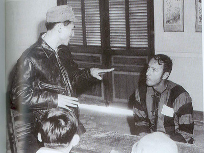 Phạm Tuân và một phi công tù binh Mỹ gặp nhau sau 12 ngày đêm năm 1972. (Ảnh tư liệu của Bảo tàng Quân chủng PKKQ). Phạm Tuân và một phi công tù binh Mỹ gặp nhau sau 12 ngày đêm năm 1972. (Ảnh tư liệu của Bảo tàng Quân chủng PKKQ)