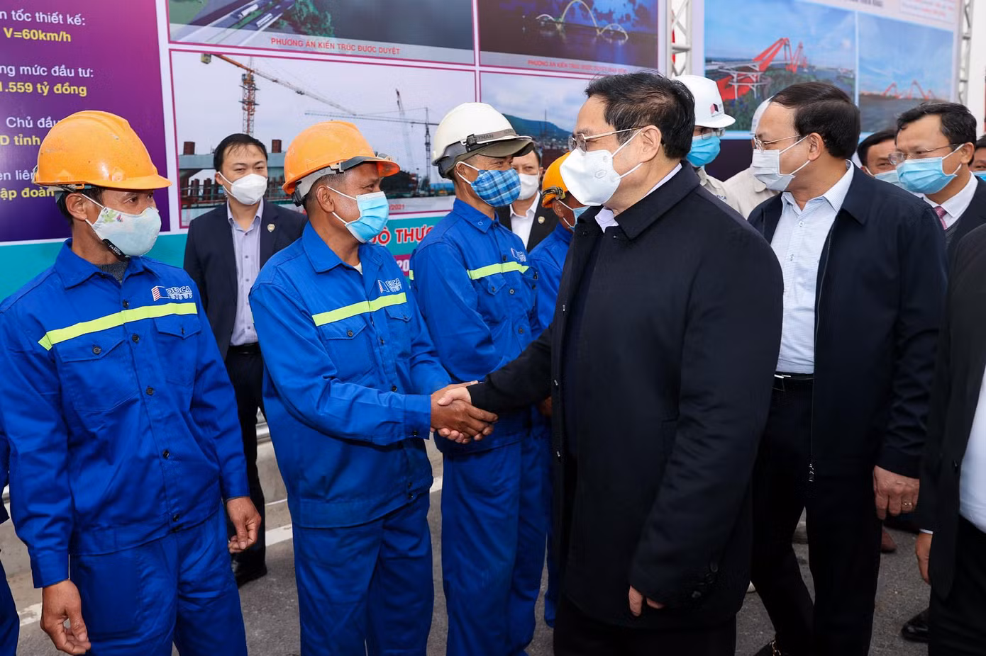Thủ tướng động viên cán bộ, kỹ sư công nhân thi công cầu Cửa Lục 1. ẢNh: VGP/Nhật Bắc