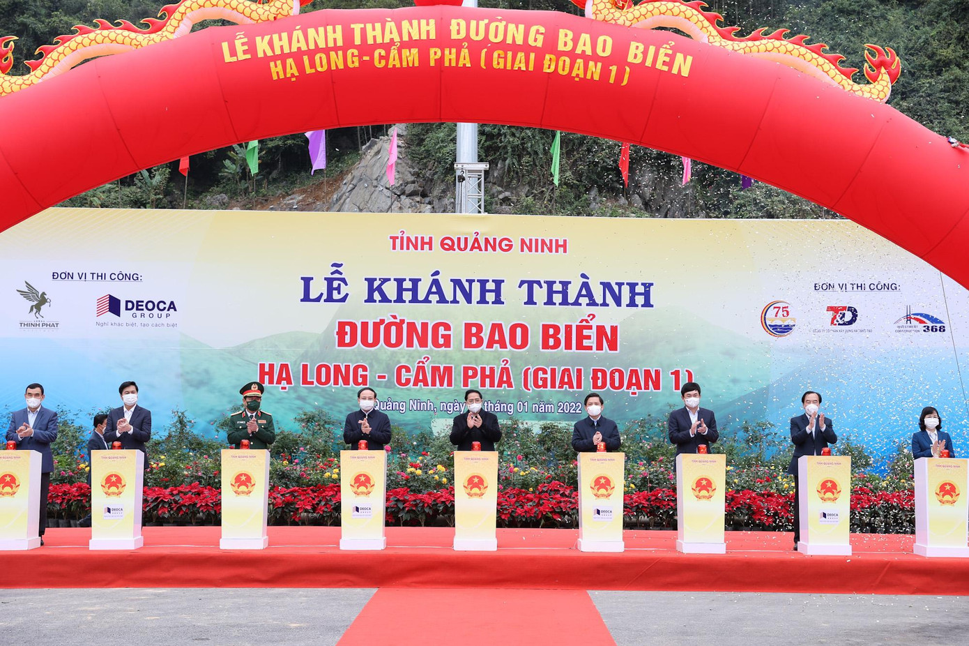 Thủ tướng Phạm Minh Chính cùng các đại biểu dự Lễ khánh thành đường bao biển Hạ Long - Cẩm Phả (giai đoạn 1). Ảnh VGP/Nhật Bắc Thủ tướng Phạm Minh Chính cùng các đại biểu dự Lễ khánh thành đường bao biển Hạ Long - Cẩm Phả (giai đoạn 1). Ảnh VGP/Nhật Bắc
