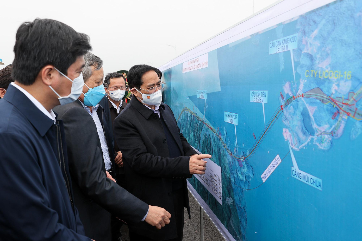 Thủ tướng nghe báo cáo kỹ thuật về tuyến đường cao tốc Vân Đồn-Tiên Yên - Ảnh: VGP/Nhật Bắc Thủ tướng nghe báo cáo kỹ thuật về tuyến đường cao tốc Vân Đồn-Tiên Yên - Ảnh: VGP/Nhật Bắc