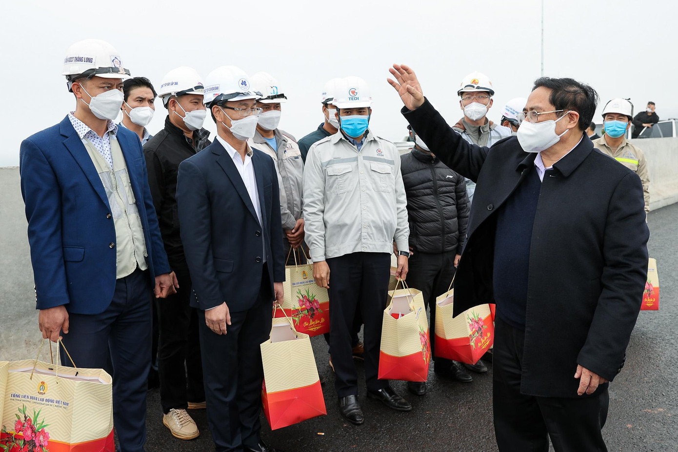 Thủ tướng động viên, tặng quà công nhân đang thi công trên tuyến Vân Đồn-Tiên Yên - Ảnh: VGP/Nhật Bắc Thủ tướng động viên, tặng quà công nhân đang thi công trên tuyến Vân Đồn-Tiên Yên - Ảnh: VGP/Nhật Bắc