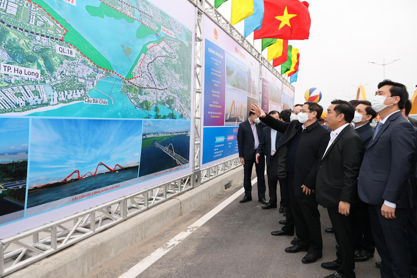 Thủ tướng nghe đơn vị thi công báo cáo về tình hình các công trình đã và chuẩn bị thực hiện. Ảnh: VGP/Nhật Bắc Thủ tướng nghe đơn vị thi công báo cáo về tình hình các công trình đã và chuẩn bị thực hiện. Ảnh: VGP/Nhật Bắc