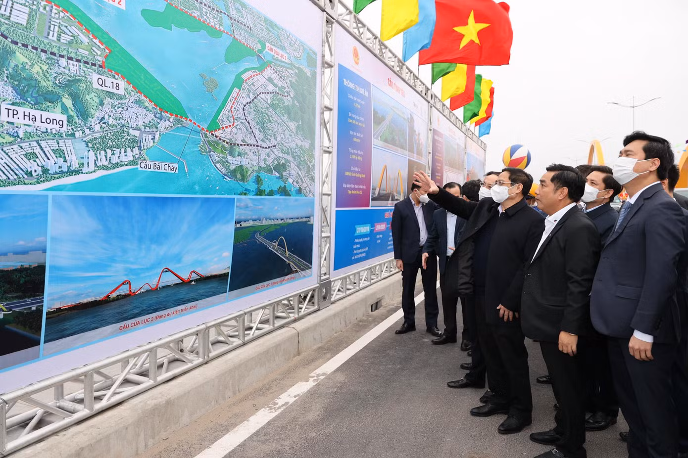 Thủ tướng nghe đơn vị thi công báo cáo về tình hình các công trình đã và chuẩn bị thực hiện. Ảnh: VGP/Nhật Bắc