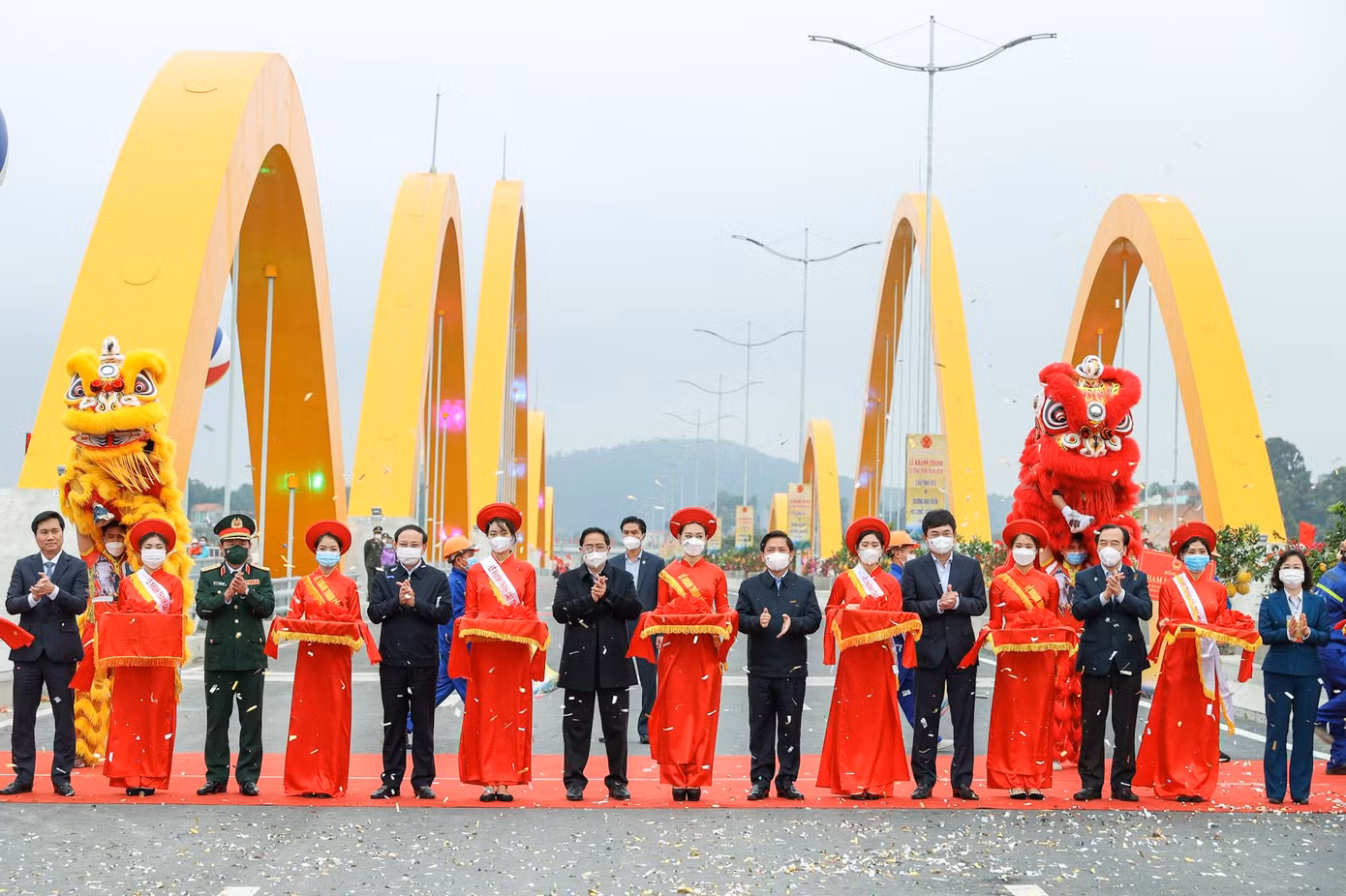 Thủ tướng Phạm Minh Chính cùng các đại biểu dự lễ khánh thành cầu Cửa Lục 1 (cầu Tình Yêu). Ảnh: VGP/Nhật Bắc