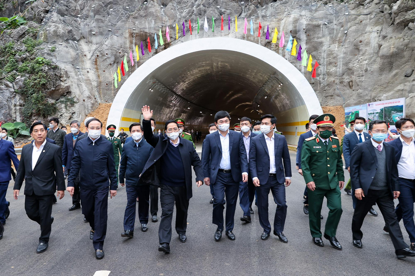Điểm nhấn tuyến đường bao biển Hạ Long - Cẩm Phả là hầm xuyên núi lớn nhất Quảng Ninh và là một trong những hầm xuyên núi có nền đường lớn ở Việt Nam. Ảnh VGP/Nhật Bắc Điểm nhấn tuyến đường bao biển Hạ Long - Cẩm Phả là hầm xuyên núi lớn nhất Quảng Ninh và là một trong những hầm xuyên núi có nền đường lớn ở Việt Nam. Ảnh VGP/Nhật Bắc