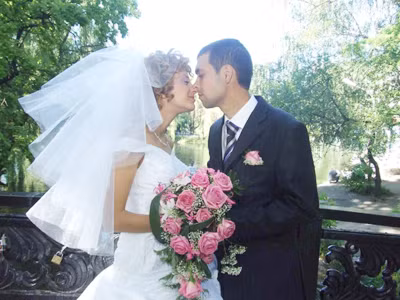 Đôi uyên ương trên cầu dẫn vào Nhà thờ Đấng Cứu thế