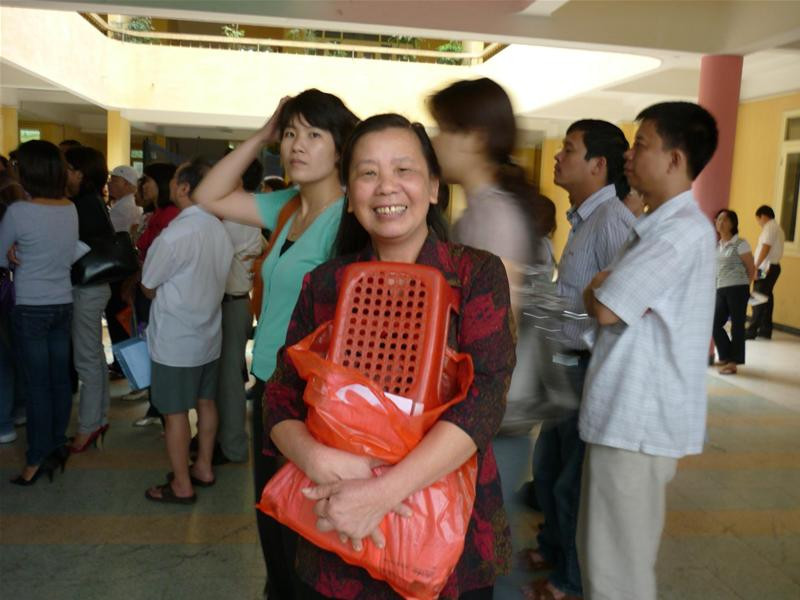 Chị Bích Liên, đến từ ba giờ sáng, mang ghế ngồi theo.