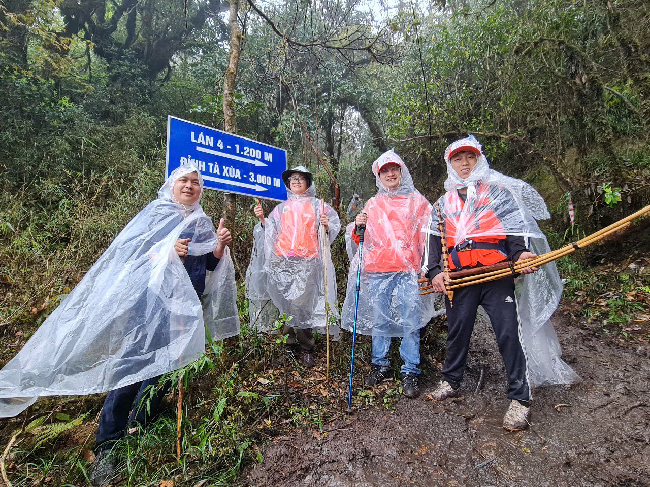 Các vận động viên phải vượt qua cung đường khó khăn để lên đỉnh Tà Xùa.