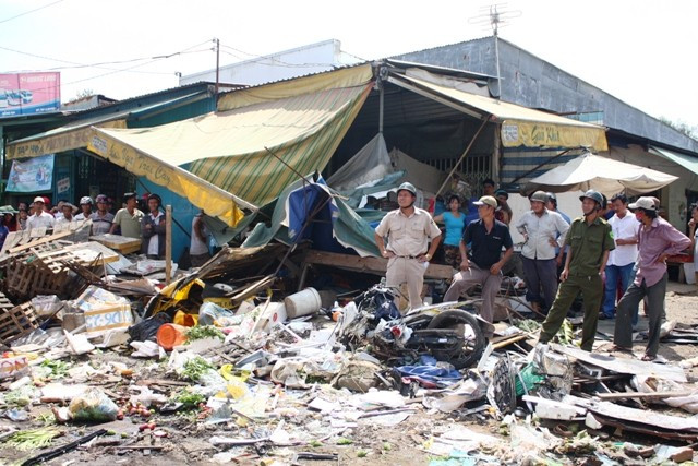 Vụ tai nạn khiến những người ở khu vực kinh hãi, rất may không có ai bị tử vong