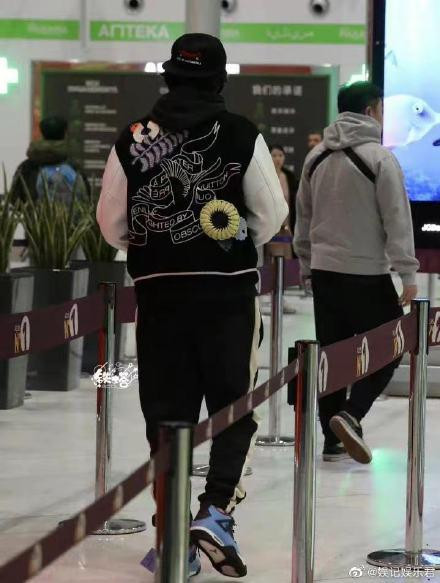 Rộ tin đồn Ngô Diệc Phàm xuất hiện trong bệnh viện, phải che kín mặt để khám bệnh da liễu ảnh 2 Rộ tin đồn Ngô Diệc Phàm xuất hiện trong bệnh viện, phải che kín mặt để khám bệnh da liễu ảnh 2