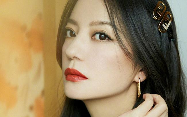 Hàng loạt tác phẩm của Triệu Vy bị xoá, netizen cho rằng cô đã bị "phong sát ngầm".