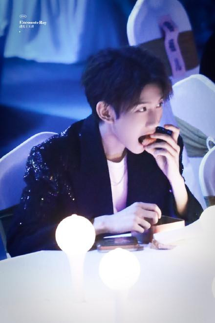 Sau khi chia bánh xong xuôi, Vương Nguyên đã nhanh chóng ăn hết phần của mình trong vòng "một nốt nhạc"!