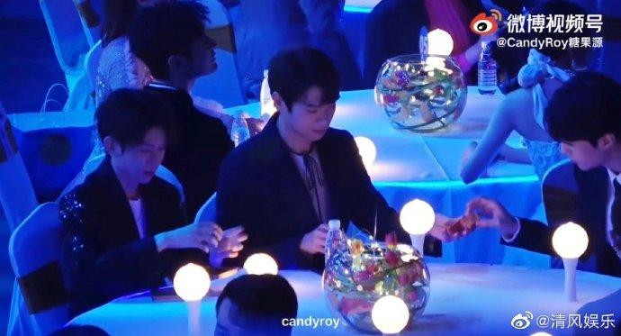 Vương Nguyên, Ngụy Đại Huân và Phạm Thừa Thừa chia nhau một miếng bánh trung thu.