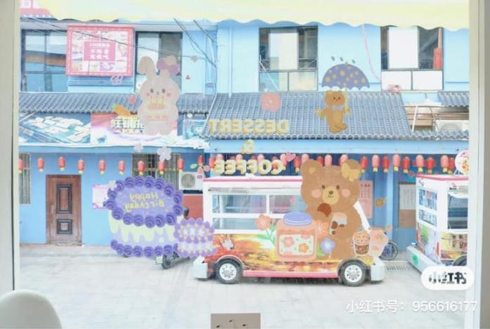 Hình ảnh sau khi khai trương cho thấy quán cà phê của Triệu Lộ Tư đã xoá bỏ hình ảnh bị nghi đạo nhái và thay bằng hình vẽ khác.