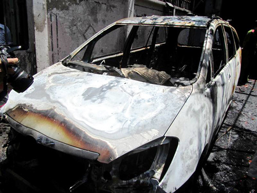 Chị Thắm vấp ngã khi chạy qua chiếc ô tô đang bốc cháy rừng rực khiến hai mẹ con chị bị bỏng rất nặng