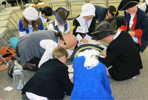 Các em trong lớp được chia thành 3 nhóm: Red Coat, White Tories và Blue Rebel