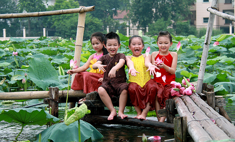 Đức Anh và Minh Châu thật duyên dáng Gia Hân và Tranh Linh tung tăng đi qua cầu Đức Anh và chị gái Trang Linh Ngọc Ánh và em trai cùng tạo dáng Thanh Sơn đáng yêu không nào? Đức Anh có gương mặt và nụ cười thật sáng Minh Châu duyên dáng và đáng yêu Gia Hân rất tự tin và duyên dáng Khoảnh khắc hồn nhiên Đức Anh và Minh Châu thật duyên dáng Gia Hân và Tranh Linh tung tăng đi qua cầu Đức Anh và chị gái Trang Linh Ngọc Ánh và em trai cùng tạo dáng Thanh Sơn đáng yêu không nào? Đức Anh có gương mặt và nụ cười thật sáng Minh Châu duyên dáng và đáng yêu Gia Hân rất tự tin và duyên dáng Khoảnh khắc hồn nhiên