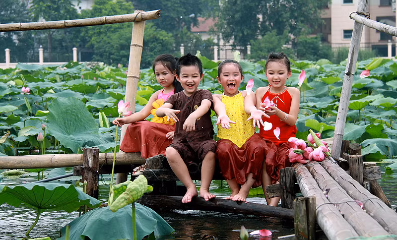 Đức Anh và Minh Châu thật duyên dáng Gia Hân và Tranh Linh tung tăng đi qua cầu Đức Anh và chị gái Trang Linh Ngọc Ánh và em trai cùng tạo dáng Thanh Sơn đáng yêu không nào? Đức Anh có gương mặt và nụ cười thật sáng Minh Châu duyên dáng và đáng yêu Gia Hân rất tự tin và duyên dáng Khoảnh khắc hồn nhiên