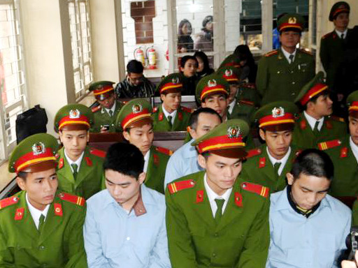 Gần 6h, công tác chuẩn bị cho phiên tòa được triển khai. Con đường dẫn đến tòa án được giăng dây thép gai và đặt biểm cấm. Nhiều người dân tỉnh Bắc Giang đến tòa án từ rất sớm Người nhà chủ tiệm vàng bên di ảnh của ba nạn nhân. Lê Văn Luyện được áp giải tới phiên tòa. Luyện bước xuống xe, được bảo vệ nghiêm ngặt. Bị cáo Luyện nhoài người ra sau tìm người thân. Các bị cáo tại phiên tòa (mặc áo xanh). Bố Luyện (bên trái) quay mặt sang nhìn con trai... Hàng trăm người dân tụ tập ngoài tòa án để theo dõi diễn biến phiên tòa.