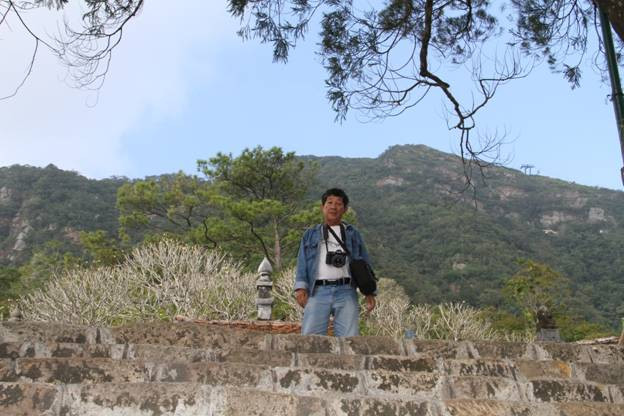 Ngôi tháp mộ này được xây dựng thời Trần, nằm trong khuôn viên chùa Hoa Yên