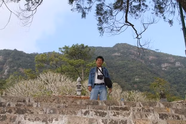 Ngôi tháp mộ này được xây dựng thời Trần, nằm trong khuôn viên chùa Hoa Yên