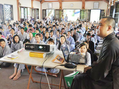 Các bạn trẻ Hà Nội tại khóa tu báo hiếu mùa Vu Lan. Ảnh: chuabang.com