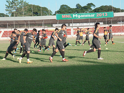 Các cầu thủ U23 Việt Nam có buổi tập đầu tiên trên đất Myanmar. ảnh: NP