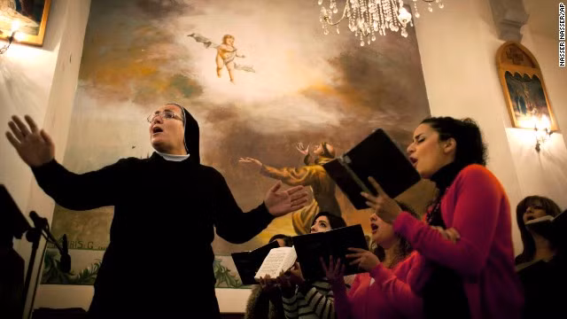 Một dàn hợp xướng hát bài thánh ca tưởng nhớ ông Mandela tại nhà thờ Holy Family, Ramallah. Người dân Palestine khóc thương vị anh hùng của lòng họ.