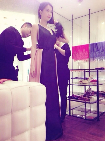 Ngọc Trinh được nhân viên chỉnh lại bộ váy hiệu Valentino.. Ngọc Trinh được nhân viên chỉnh lại bộ váy hiệu Valentino.