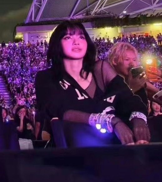 Lisa mặc áo khoác thương hiệu Việt Nam tại show Taylor Swift. Ảnh: Twitter. Lisa mặc áo khoác thương hiệu Việt Nam tại show Taylor Swift. Ảnh: Twitter.